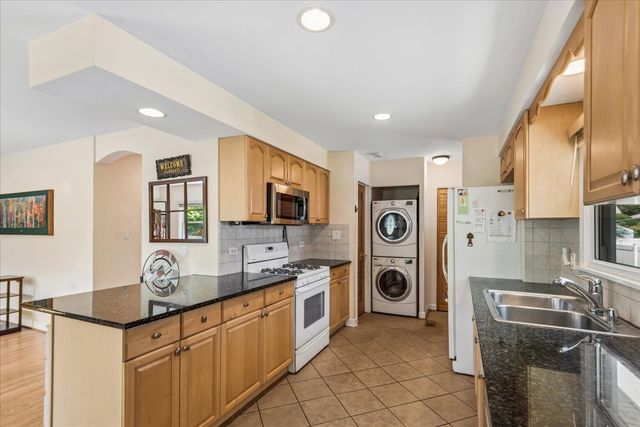 912 N Kaspar Avenue, Arlington Heights, IL 60004