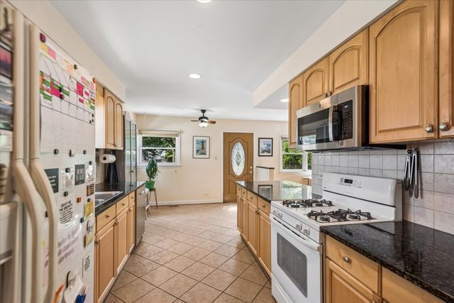 912 N Kaspar Avenue, Arlington Heights, IL 60004