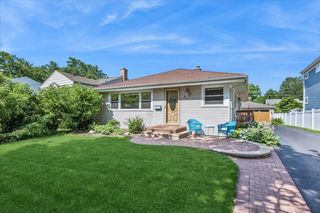 912 N Kaspar Avenue, Arlington Heights, IL 60004