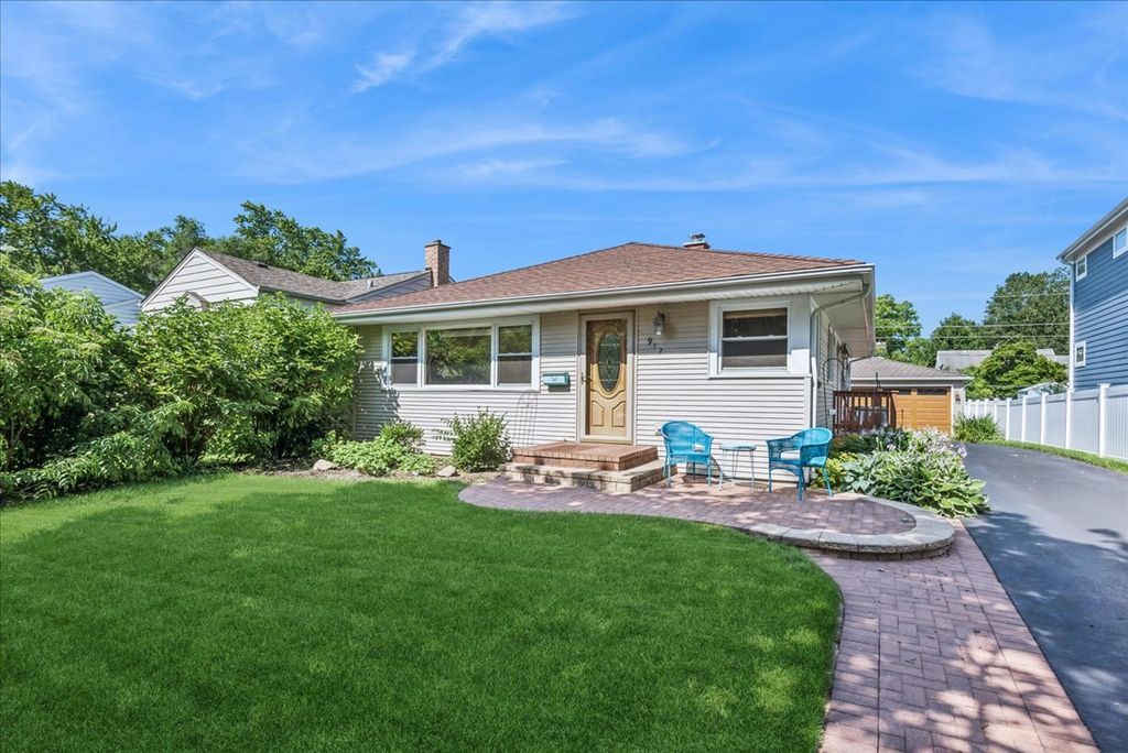 912 N Kaspar Avenue, Arlington Heights, IL 60004