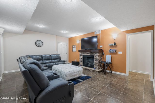 611 Peaceful Dr, Elizabethtown, KY 42701