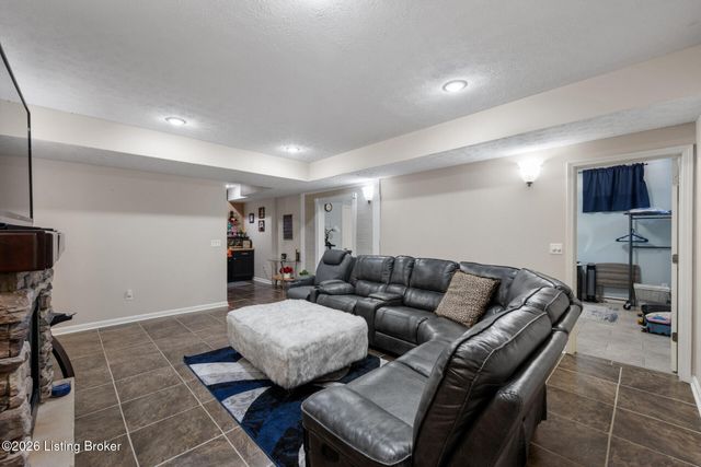 611 Peaceful Dr, Elizabethtown, KY 42701
