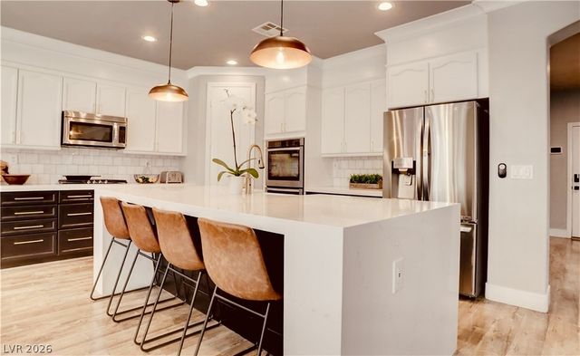 9395 Arrowhead Bluff Avenue, Las Vegas, NV 89149
