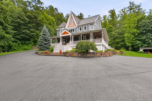 59 Country Knolls Lane, Mahopac, NY 10541