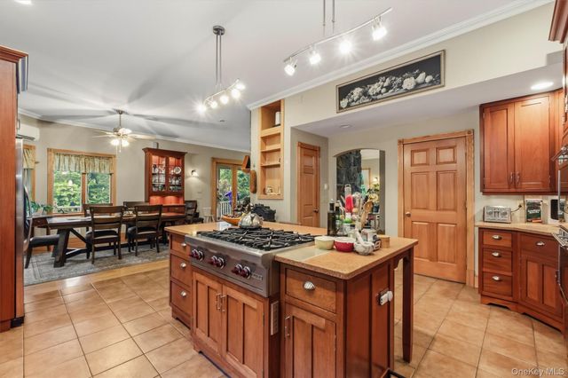 59 Country Knolls Lane, Mahopac, NY 10541