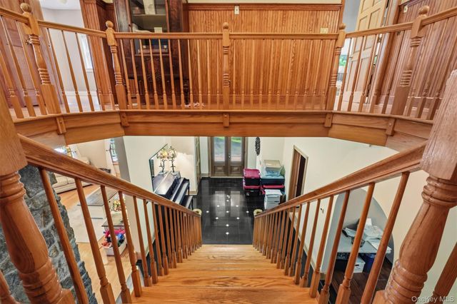 59 Country Knolls Lane, Mahopac, NY 10541