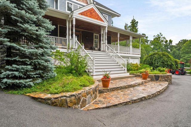 59 Country Knolls Lane, Mahopac, NY 10541
