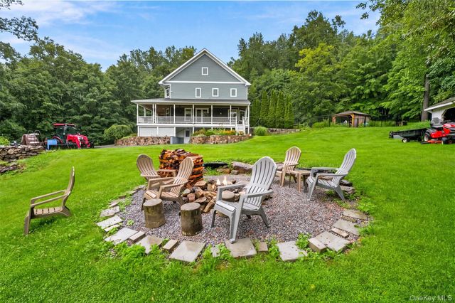 59 Country Knolls Lane, Mahopac, NY 10541