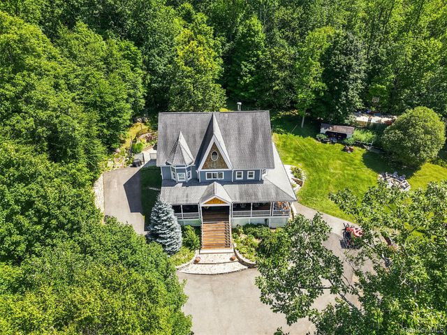 59 Country Knolls Lane, Mahopac, NY 10541
