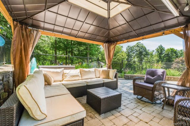 59 Country Knolls Lane, Mahopac, NY 10541