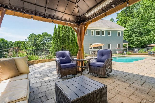 59 Country Knolls Lane, Mahopac, NY 10541