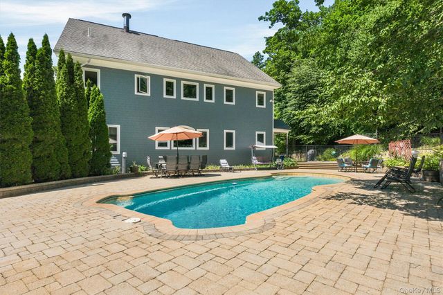 59 Country Knolls Lane, Mahopac, NY 10541