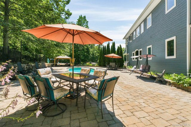 59 Country Knolls Lane, Mahopac, NY 10541