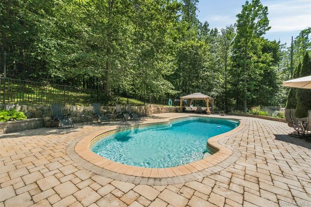 59 Country Knolls Lane, Mahopac, NY 10541