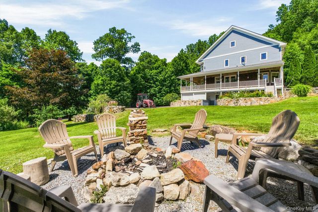 59 Country Knolls Lane, Mahopac, NY 10541
