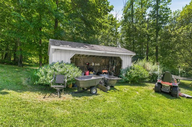 59 Country Knolls Lane, Mahopac, NY 10541