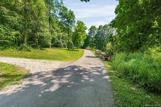 59 Country Knolls Lane, Mahopac, NY 10541