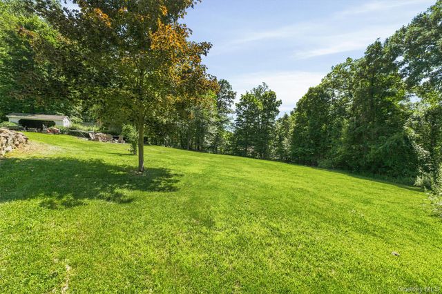 59 Country Knolls Lane, Mahopac, NY 10541