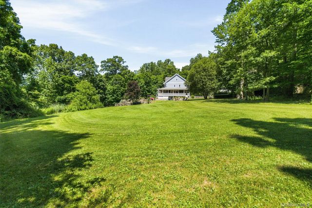 59 Country Knolls Lane, Mahopac, NY 10541