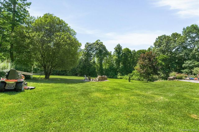 59 Country Knolls Lane, Mahopac, NY 10541