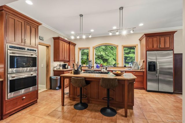 59 Country Knolls Lane, Mahopac, NY 10541
