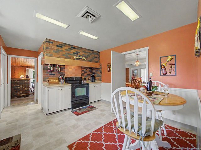 9615 Old State Road, Evansville, IN 47711