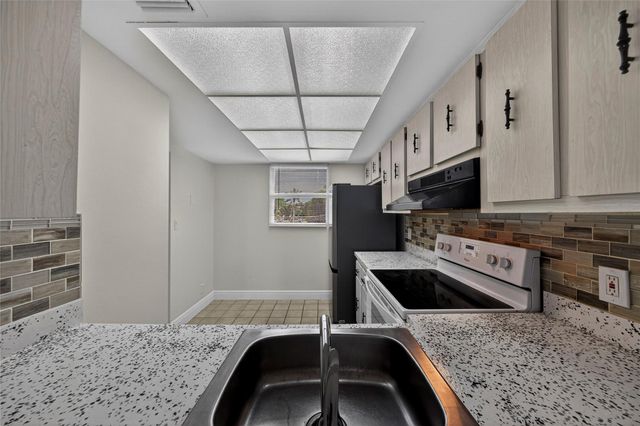 112 Royal Park Dr 3D, Oakland Park, FL 33309