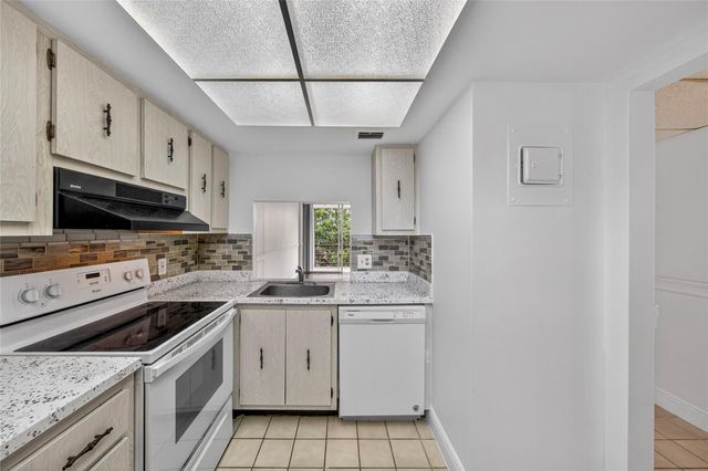 112 Royal Park Dr 3D, Oakland Park, FL 33309