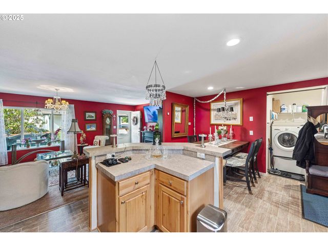 610 SHOREPINES Pl, Coos Bay, OR 97420