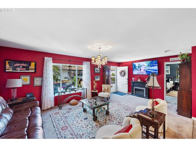 610 SHOREPINES Pl, Coos Bay, OR 97420