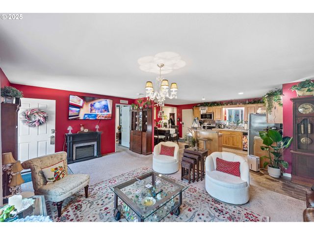 610 SHOREPINES Pl, Coos Bay, OR 97420