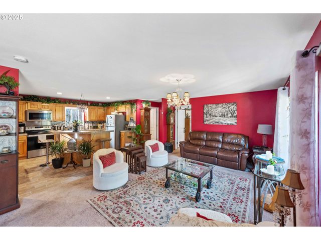 610 SHOREPINES Pl, Coos Bay, OR 97420