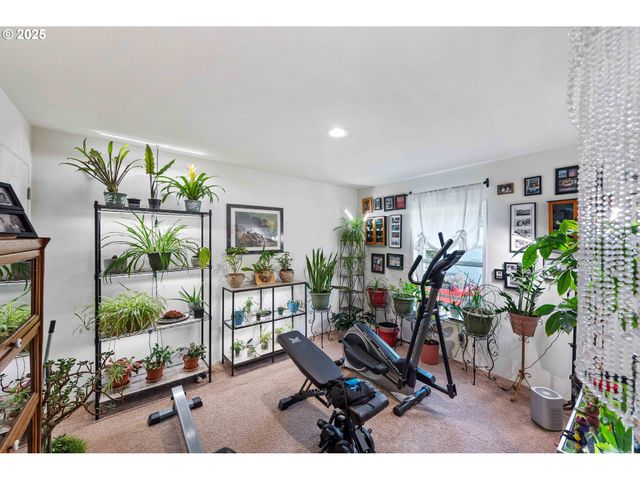 610 SHOREPINES Pl, Coos Bay, OR 97420