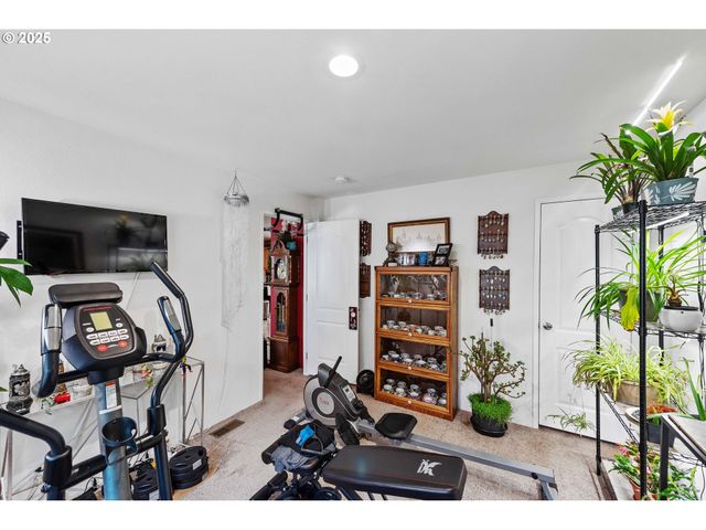 610 SHOREPINES Pl, Coos Bay, OR 97420