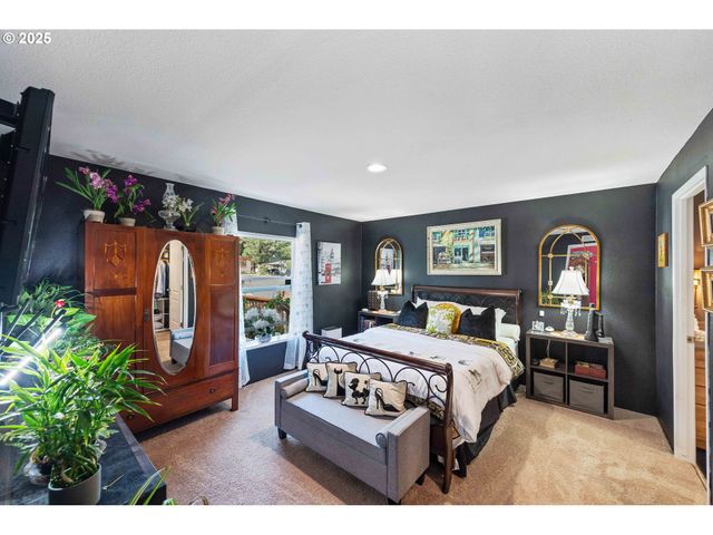 610 SHOREPINES Pl, Coos Bay, OR 97420