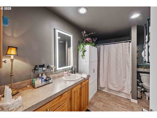 610 SHOREPINES Pl, Coos Bay, OR 97420