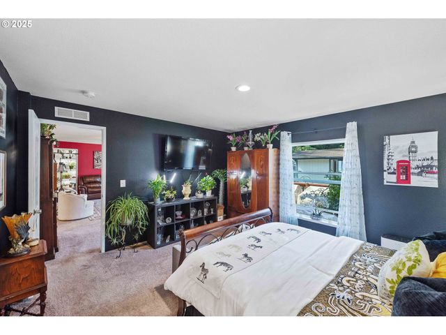 610 SHOREPINES Pl, Coos Bay, OR 97420