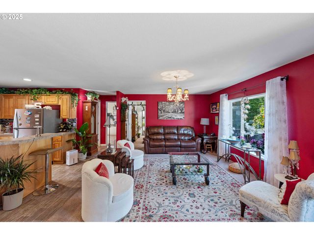 610 SHOREPINES Pl, Coos Bay, OR 97420