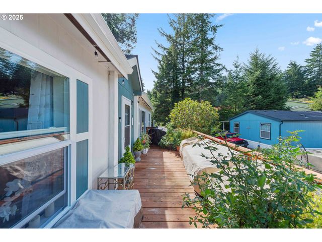 610 SHOREPINES Pl, Coos Bay, OR 97420