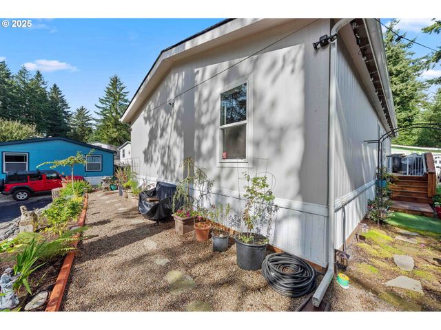 610 SHOREPINES Pl, Coos Bay, OR 97420