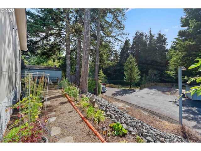 610 SHOREPINES Pl, Coos Bay, OR 97420