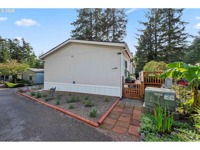 610 SHOREPINES Pl, Coos Bay, OR 97420