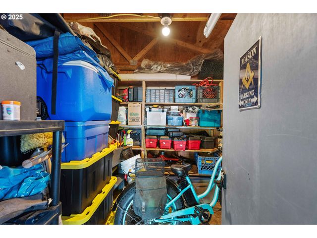 610 SHOREPINES Pl, Coos Bay, OR 97420