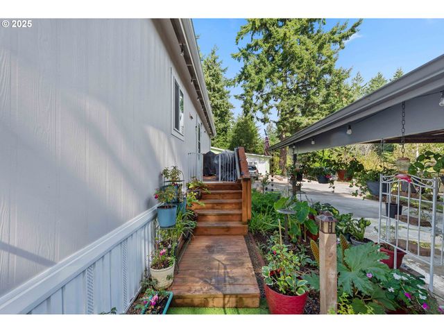 610 SHOREPINES Pl, Coos Bay, OR 97420