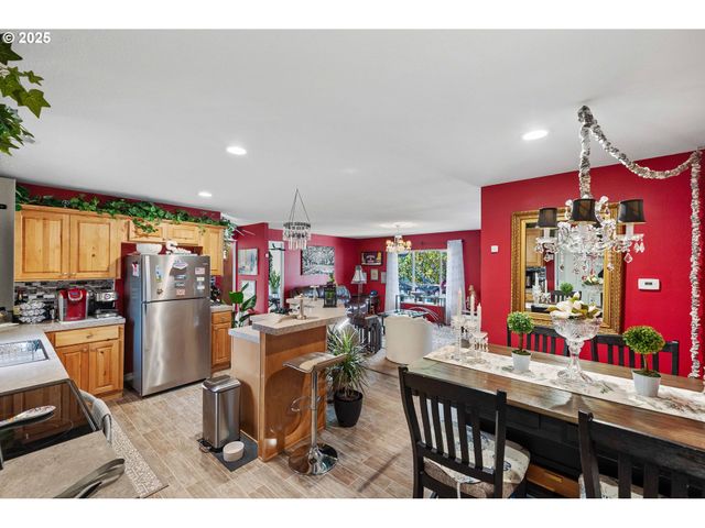 610 SHOREPINES Pl, Coos Bay, OR 97420