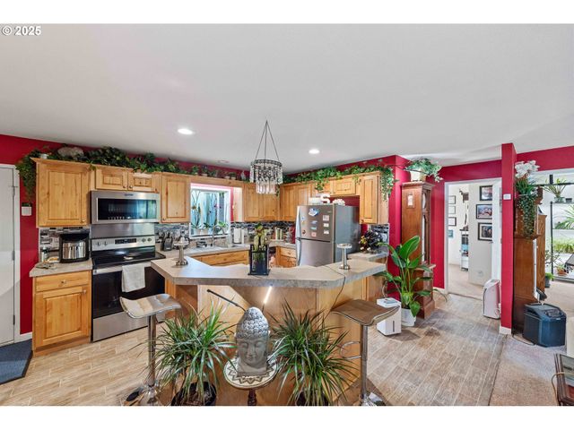 610 SHOREPINES Pl, Coos Bay, OR 97420