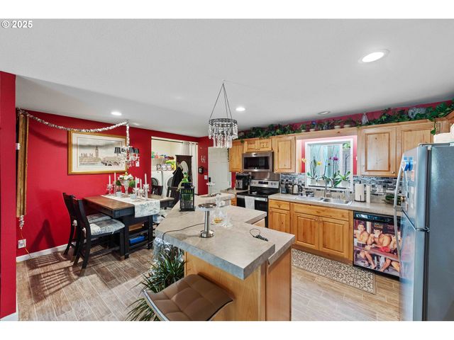 610 SHOREPINES Pl, Coos Bay, OR 97420