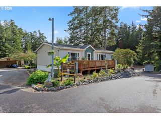 610 SHOREPINES Pl, Coos Bay, OR 97420