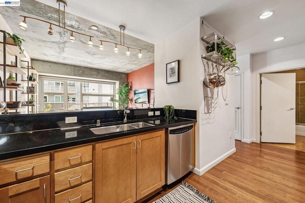 Image 10 of property listing at 428 Alice St 533, Oakland, CA 94607