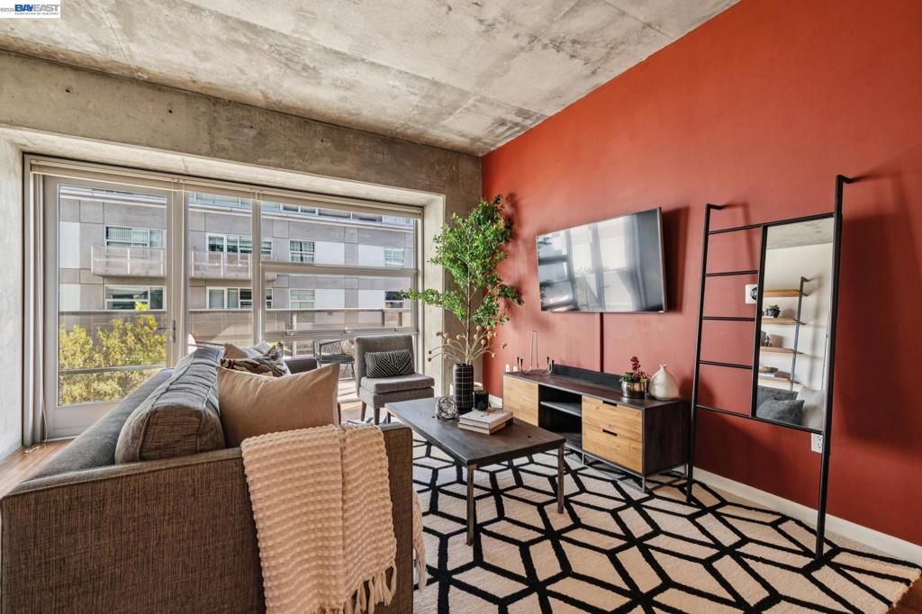 Image 2 of property listing at 428 Alice St 533, Oakland, CA 94607